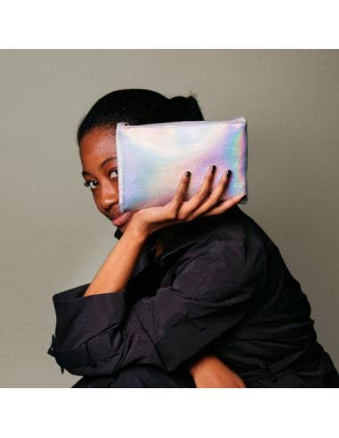 Irisierende Kosmetiktasche – trendiger Schimmer-Look in Silber