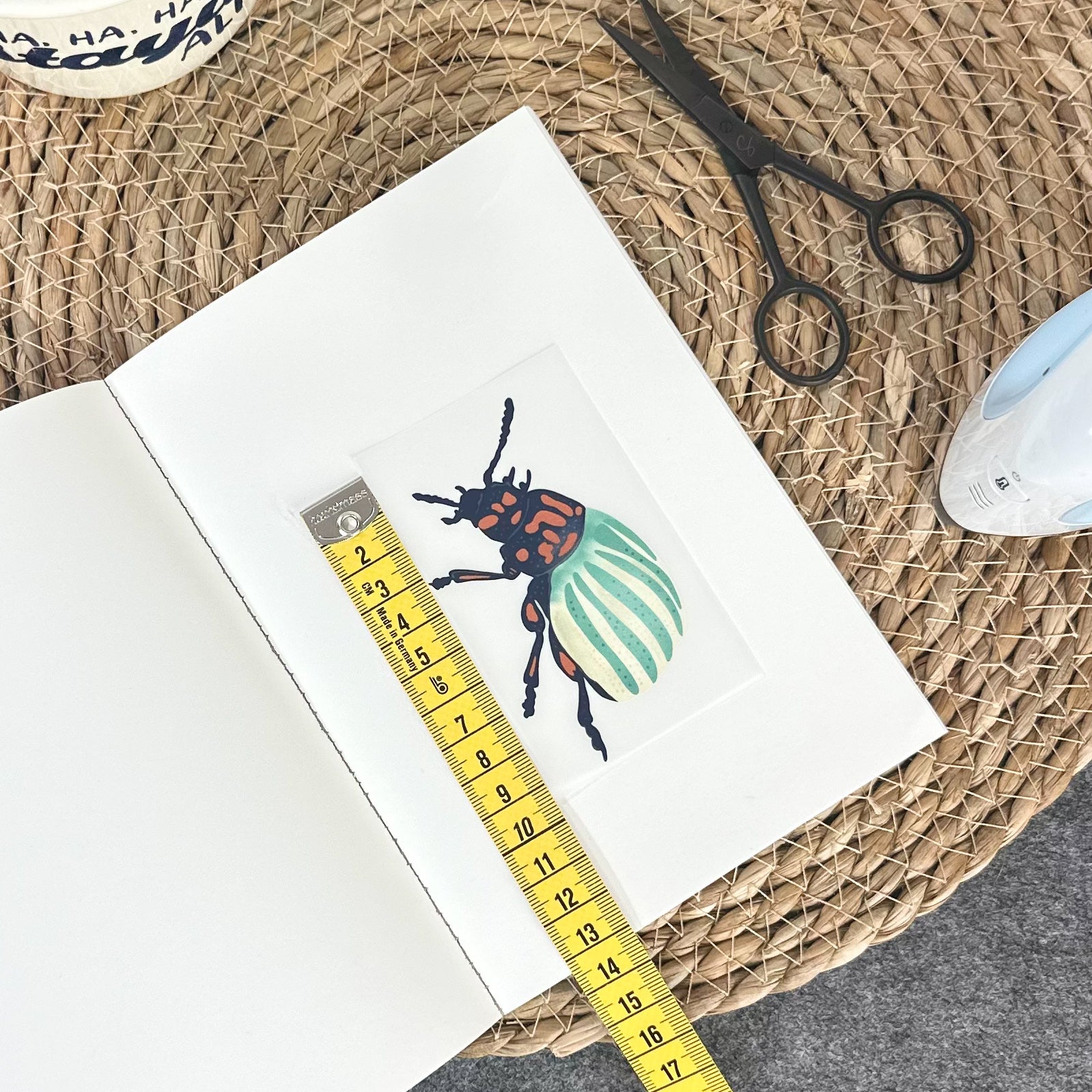 Bügelbild "Kartoffelkäfer" – Farbenfrohes Design für Insektenfreunde - Graphic Jam