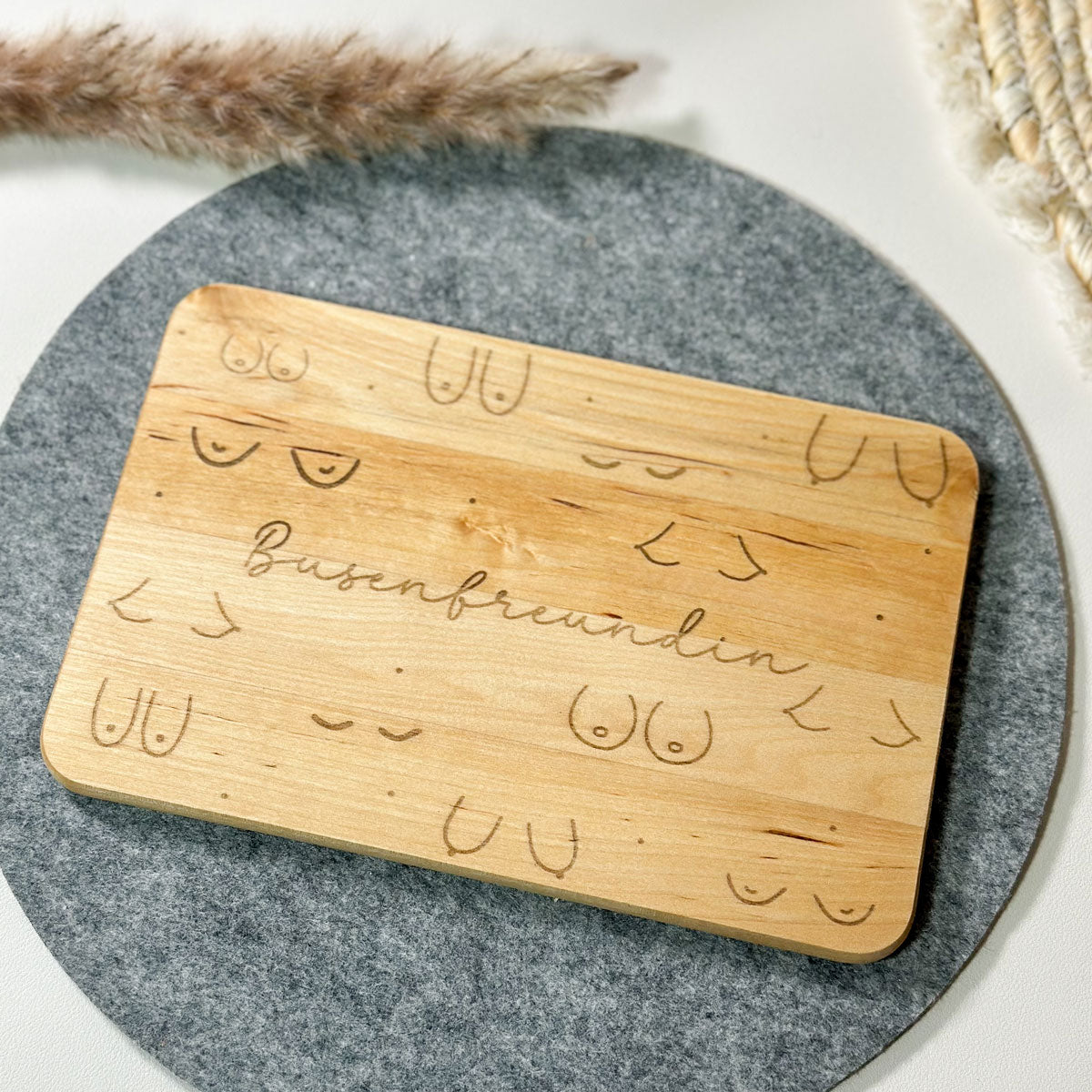 Frühstücksbrettchen "Busenfreundin"