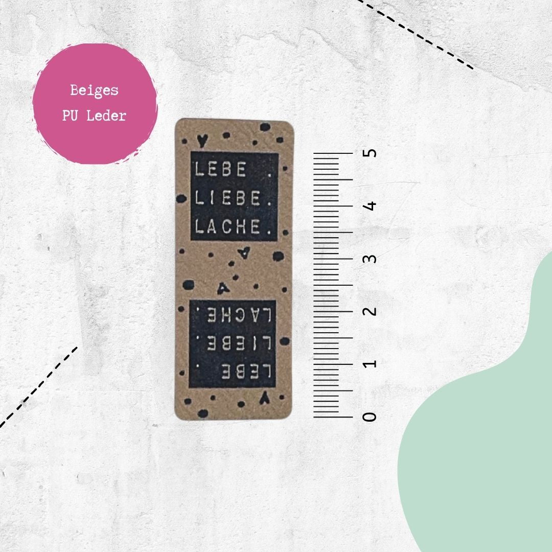 Klapp-Kunstlederlabel Lebe Liebe Lache - Graphic Jam