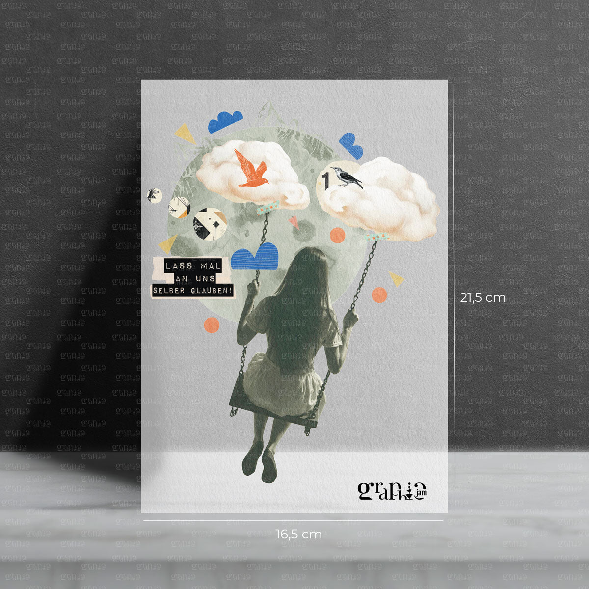 Bügelbild mit Motivationsspruch "Lass mal an uns selber glauben." Frauen Photoportrait auf einer Schaukel in den Wolken.