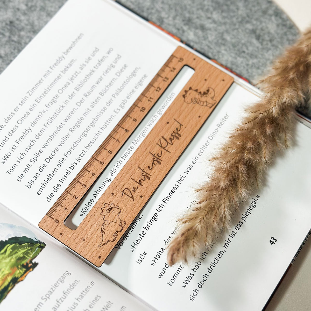 Leselineal aus Holz – „Dinos sind erste Klasse!"
