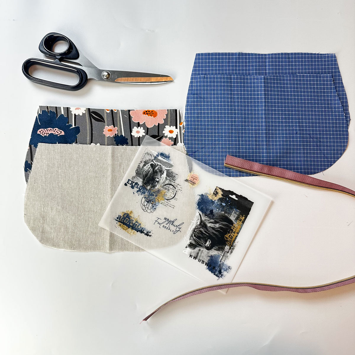 <p><strong>Materialübersicht</strong></p><p>Außenstoff, Futter, Reißverschluss, Schere – und natürlich dein Bügelbild.</p><p><em>Tipp: Bügelbilder immer vor dem Zusammennähen aufbringen. So arbeitest du flach und exakt.</em></p>