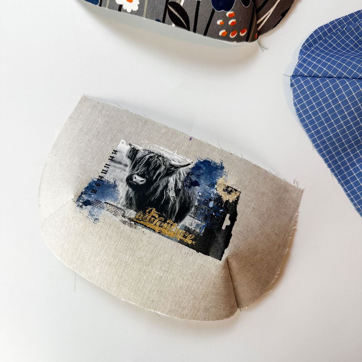 Bügelbild aufpressen, Abnnäher nähen.