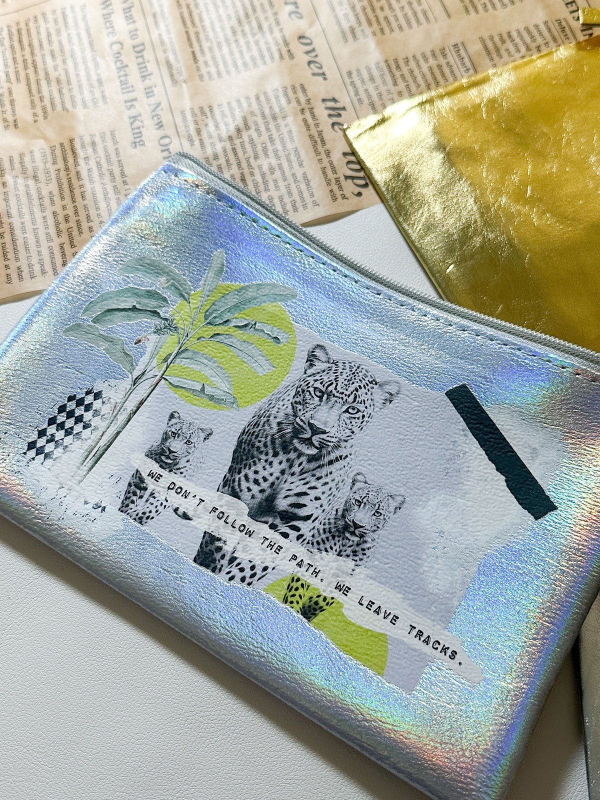 Irisierende Kosmetiktasche  – trendiger Schimmer-Look in Silber